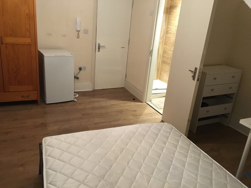 Room Wightman Road in Greater London