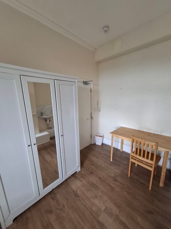Room Wightman Road in Greater London