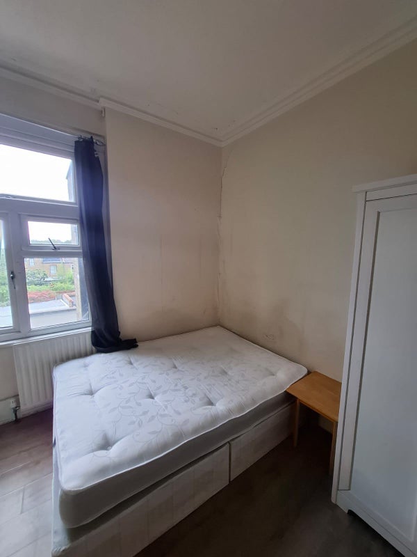 Room Wightman Road in Greater London