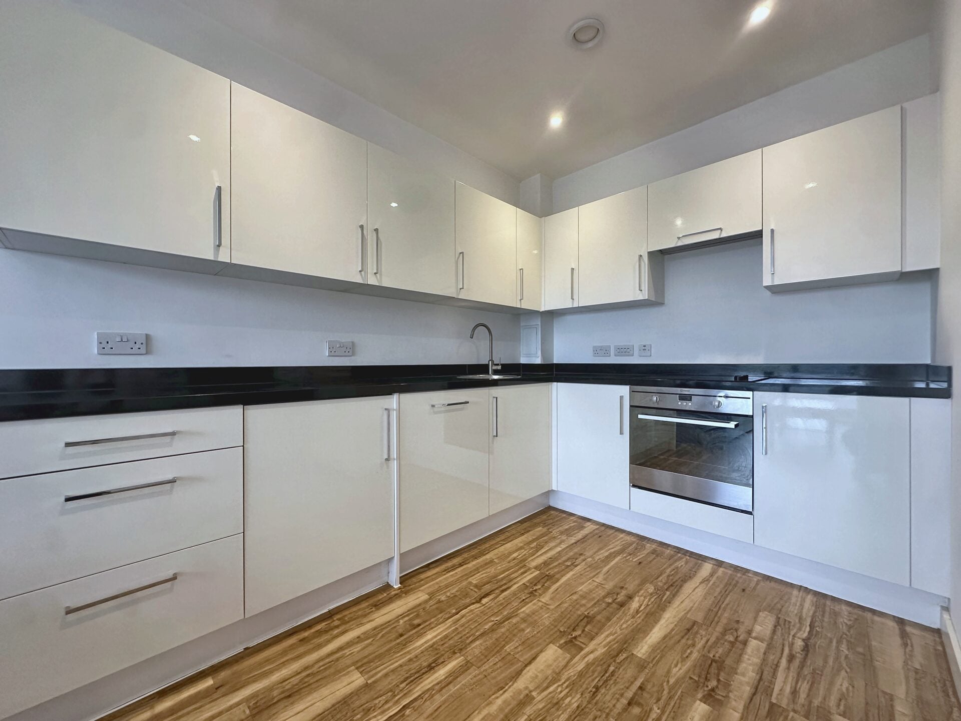 Flat Bouverie Court in Leeds
