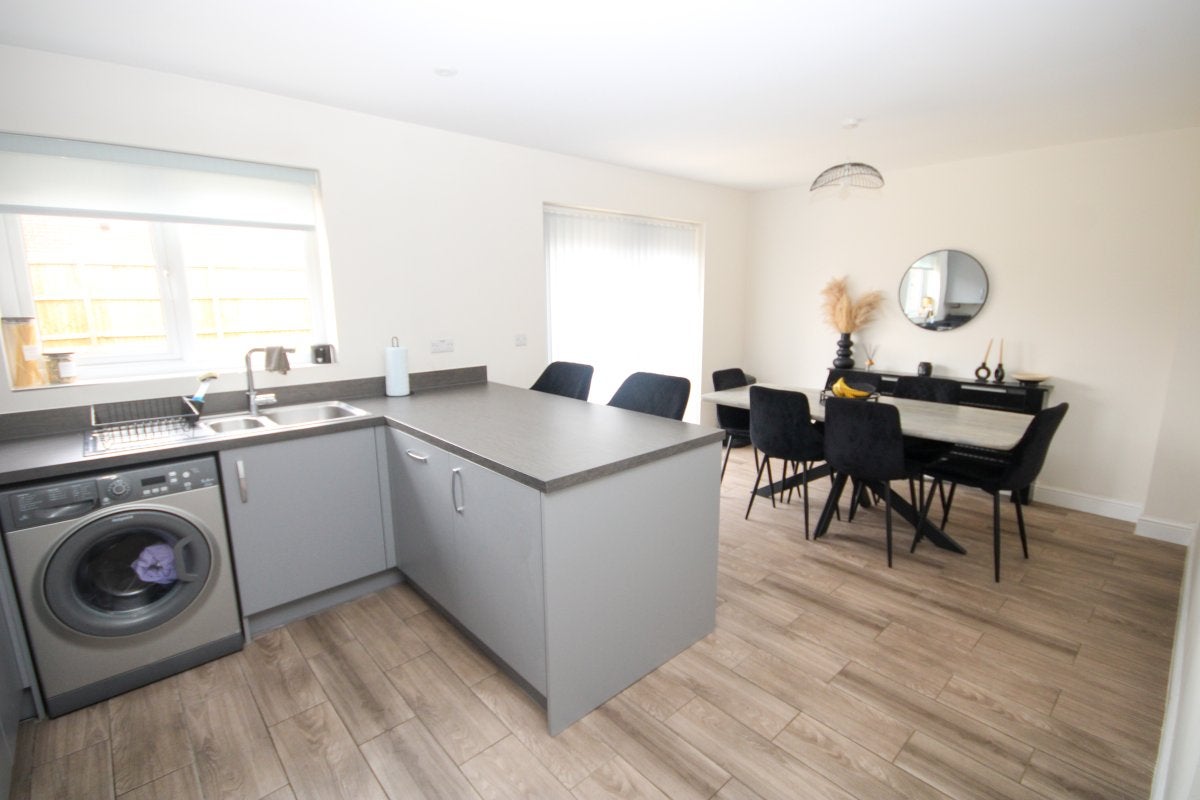 Flat Standingwood Road in Ellesmere Port