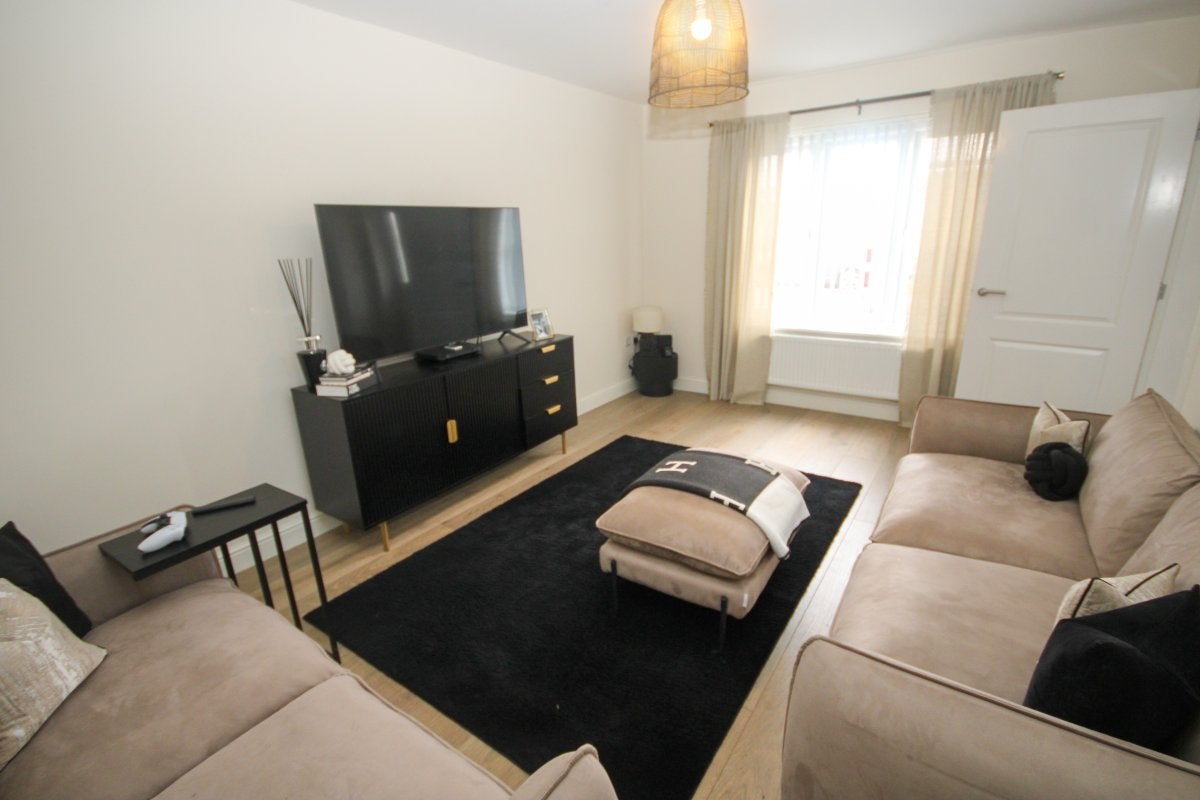 Flat Standingwood Road in Ellesmere Port
