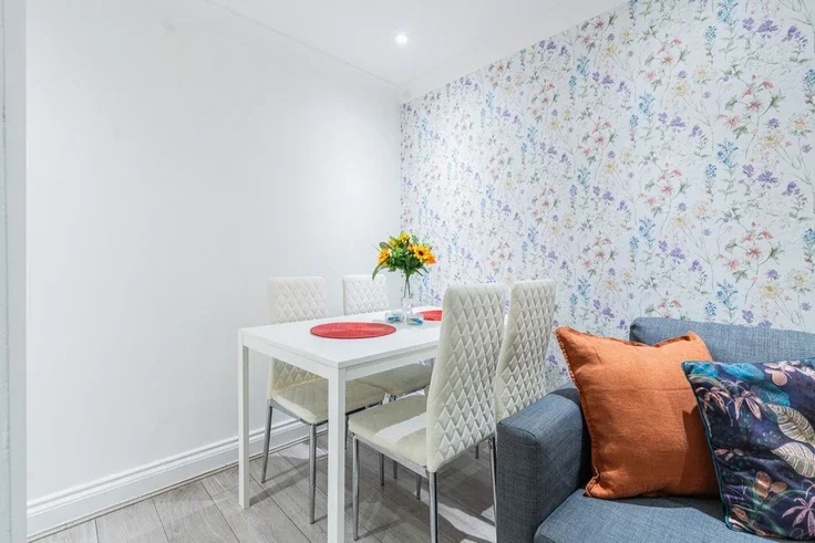 Flat Beaumont Crescent in Greater London