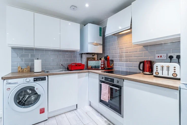 Flat Beaumont Crescent in Greater London