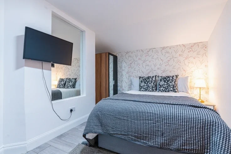 Flat Beaumont Crescent in Greater London