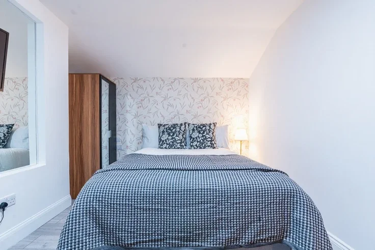 Flat Beaumont Crescent in Greater London