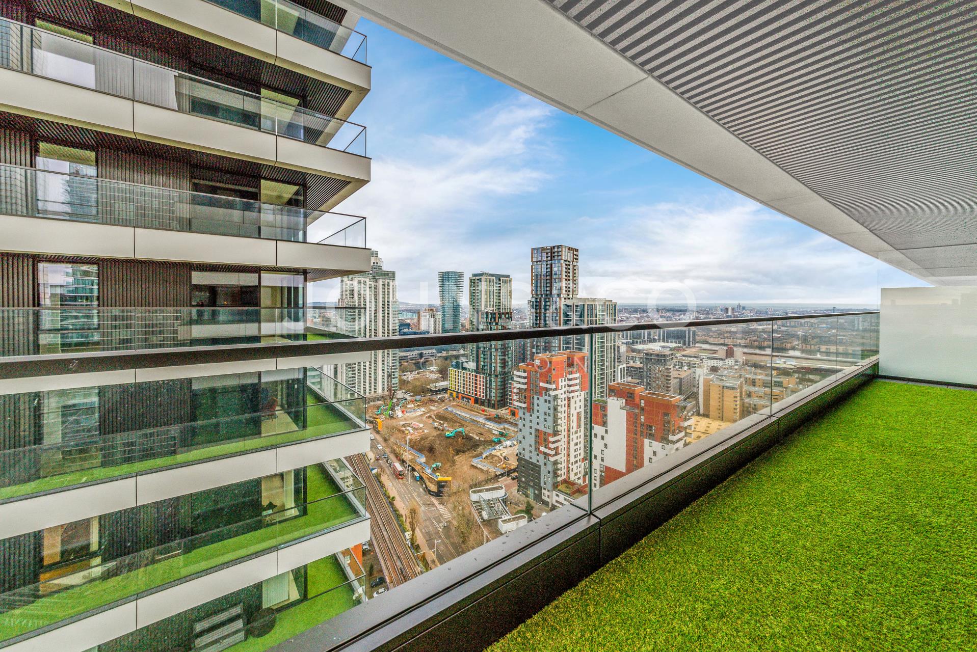 Flat Admirals Way in Greater London