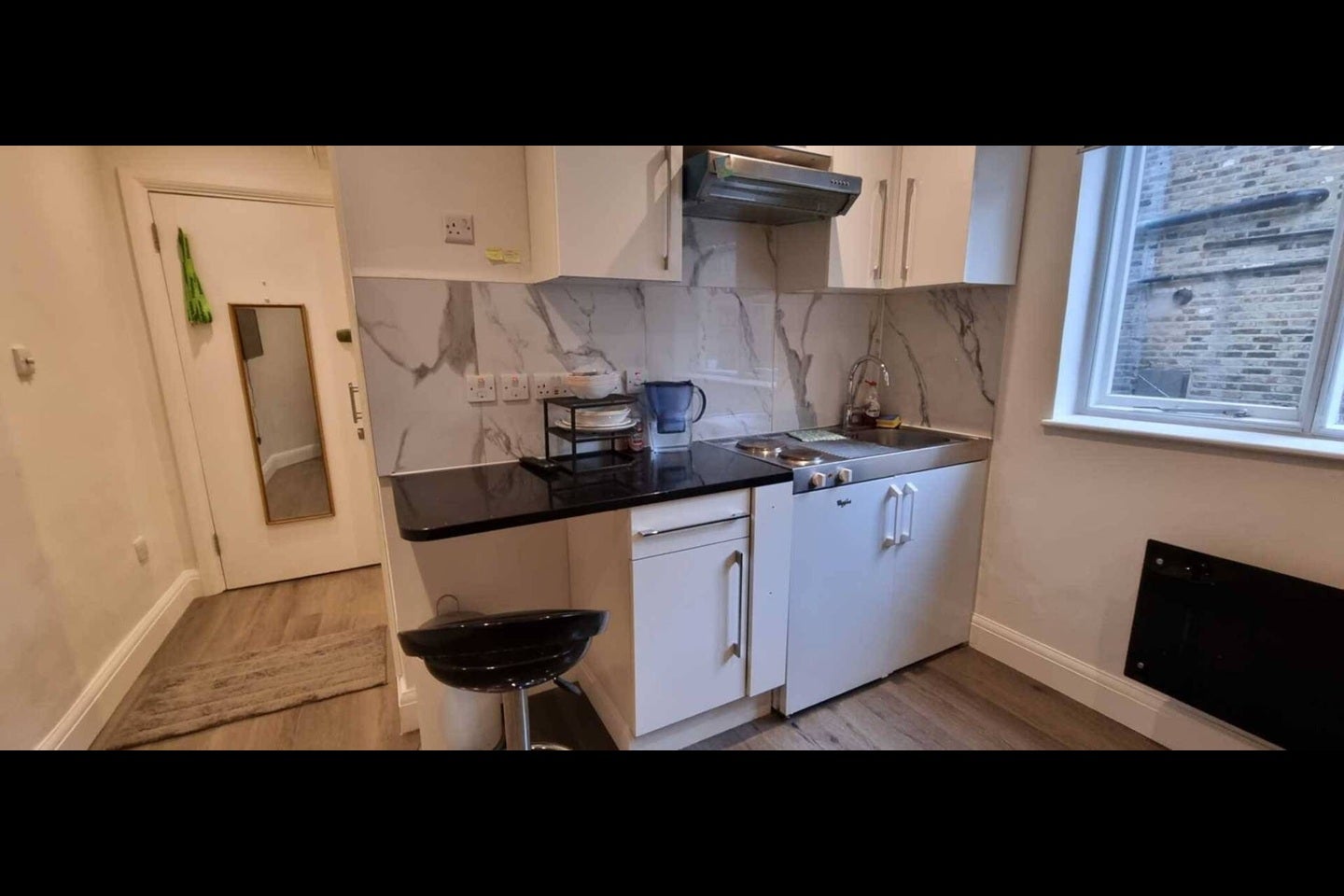 Flat Warwick Gardens in Greater London