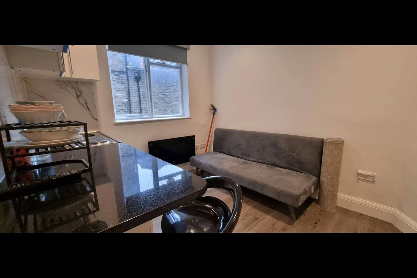 Flat Warwick Gardens in Greater London