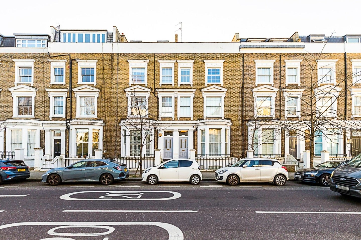 Flat Warwick Gardens in Greater London
