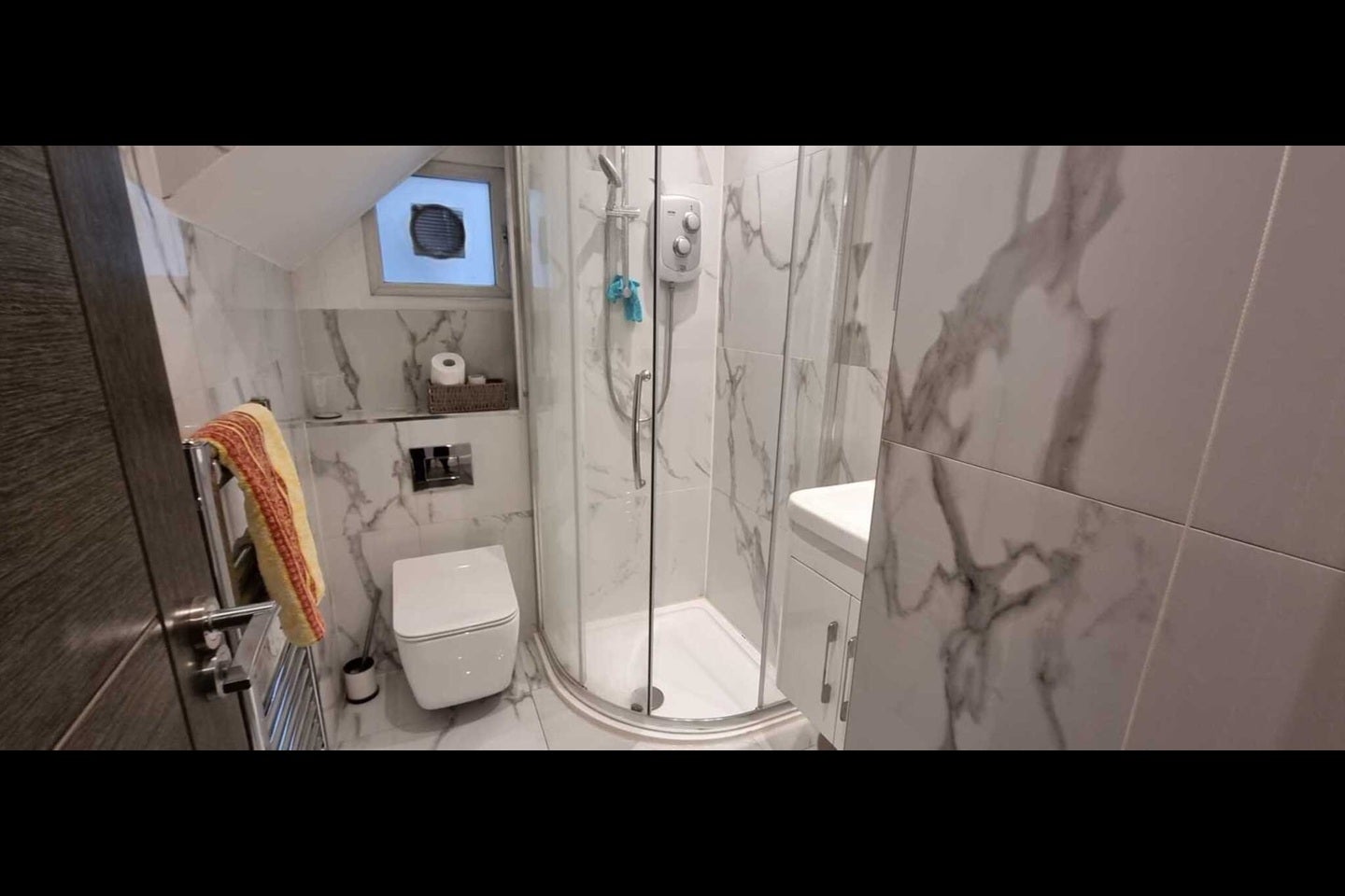 Flat Warwick Gardens in Greater London