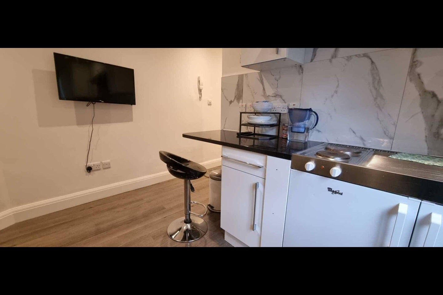 Flat Warwick Gardens in Greater London