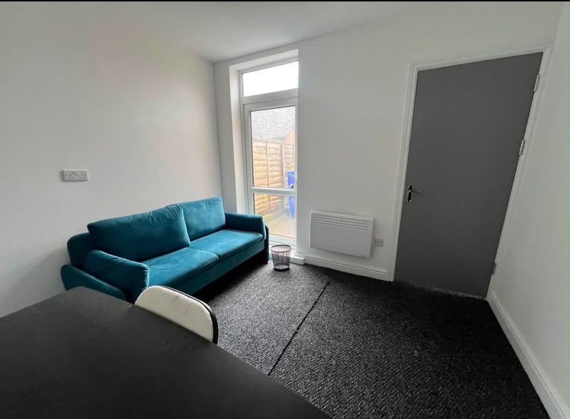 Room Ruxley Road in Stoke-on-Trent