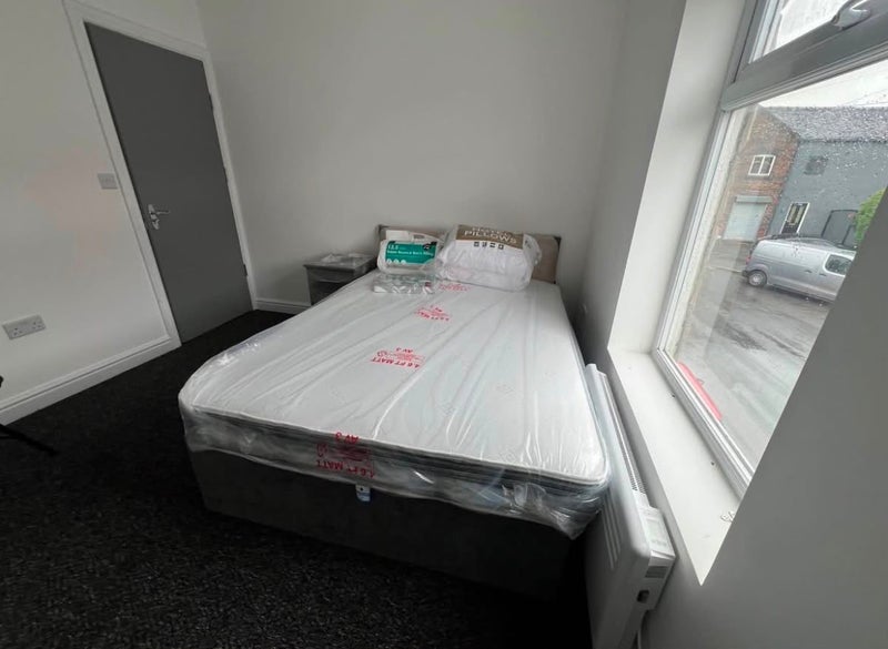 Room Ruxley Road in Stoke-on-Trent