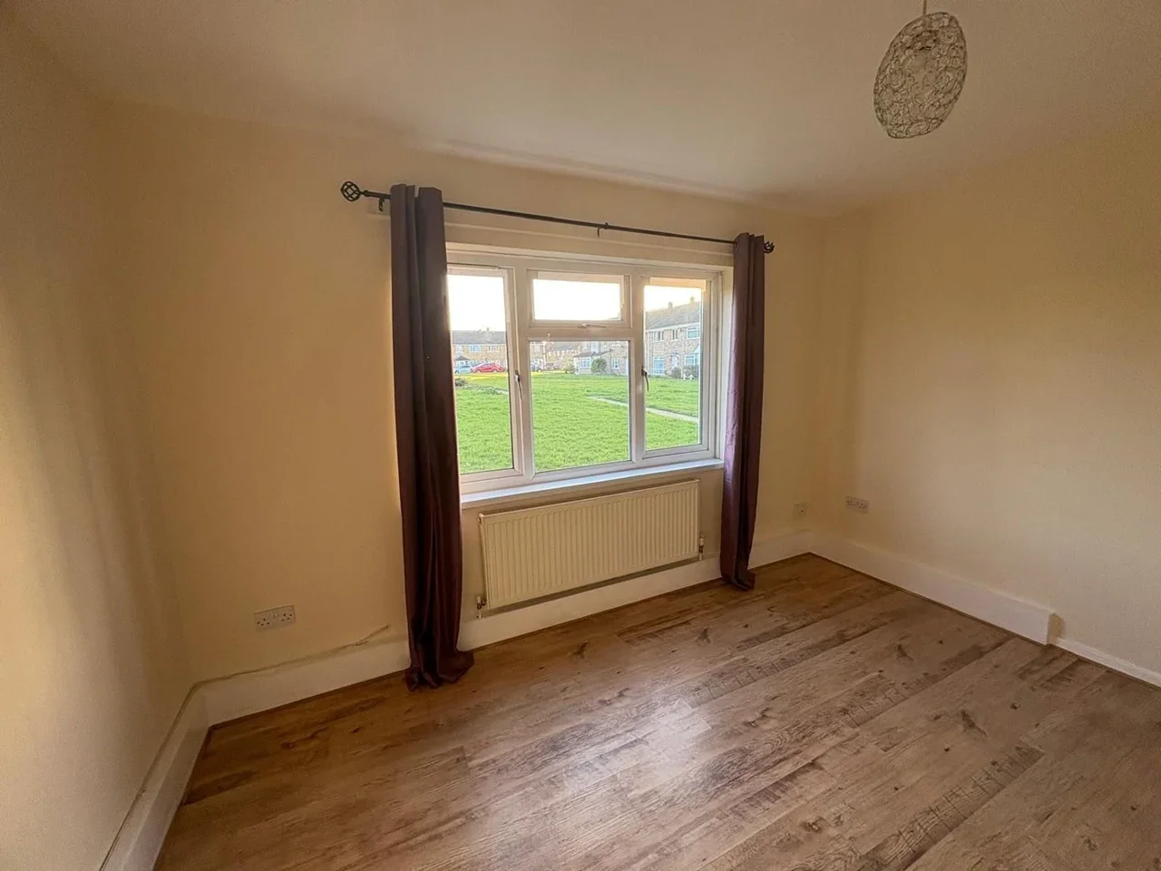 Flat Queens Gardens in Dartford