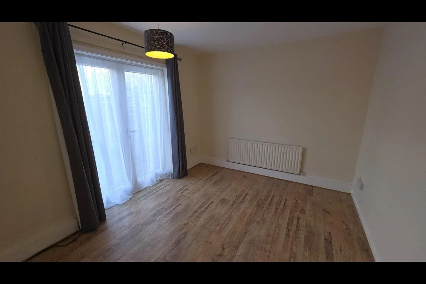 Flat Queens Gardens in Dartford