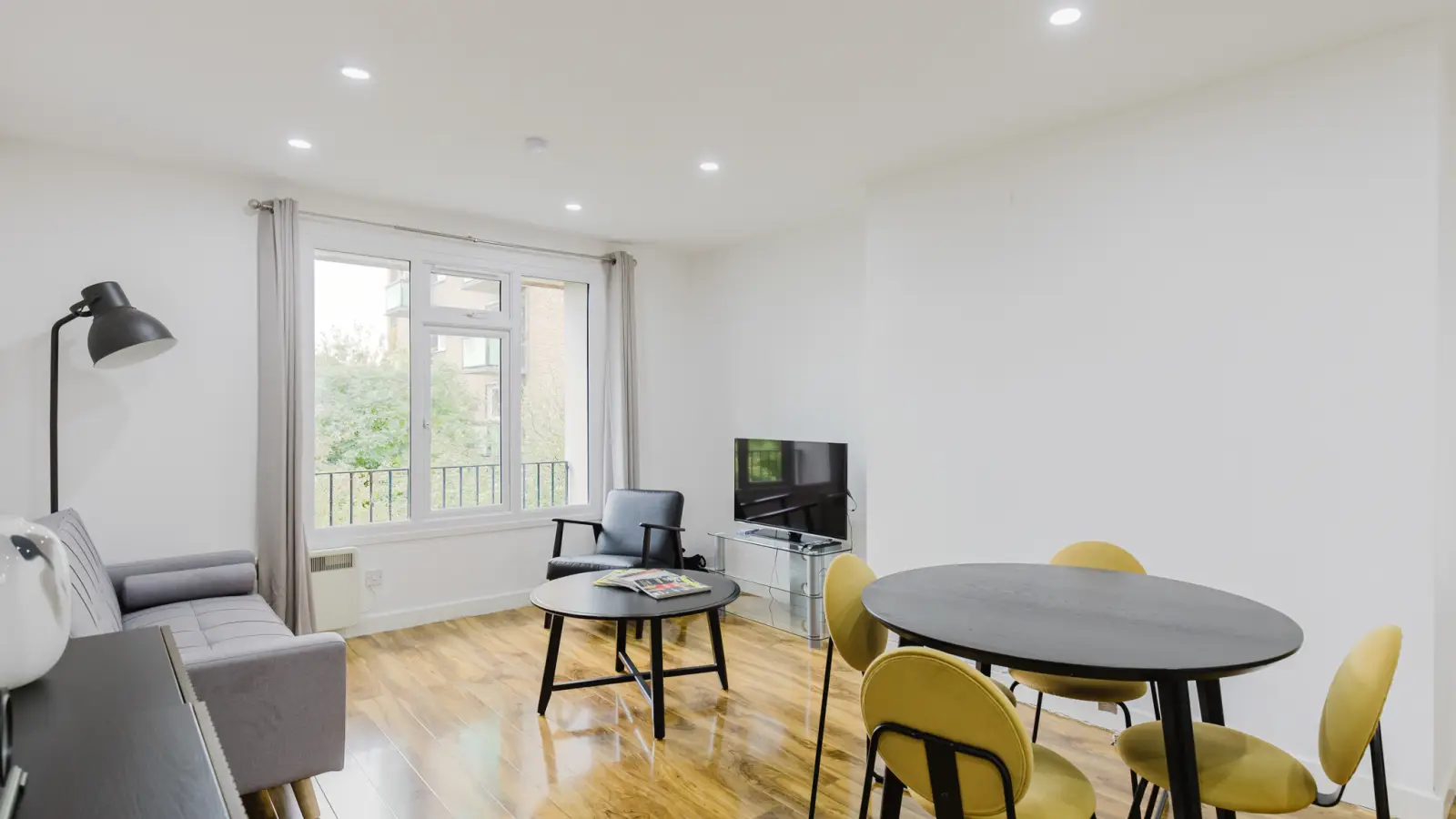 Flat Alberta Street in Greater London
