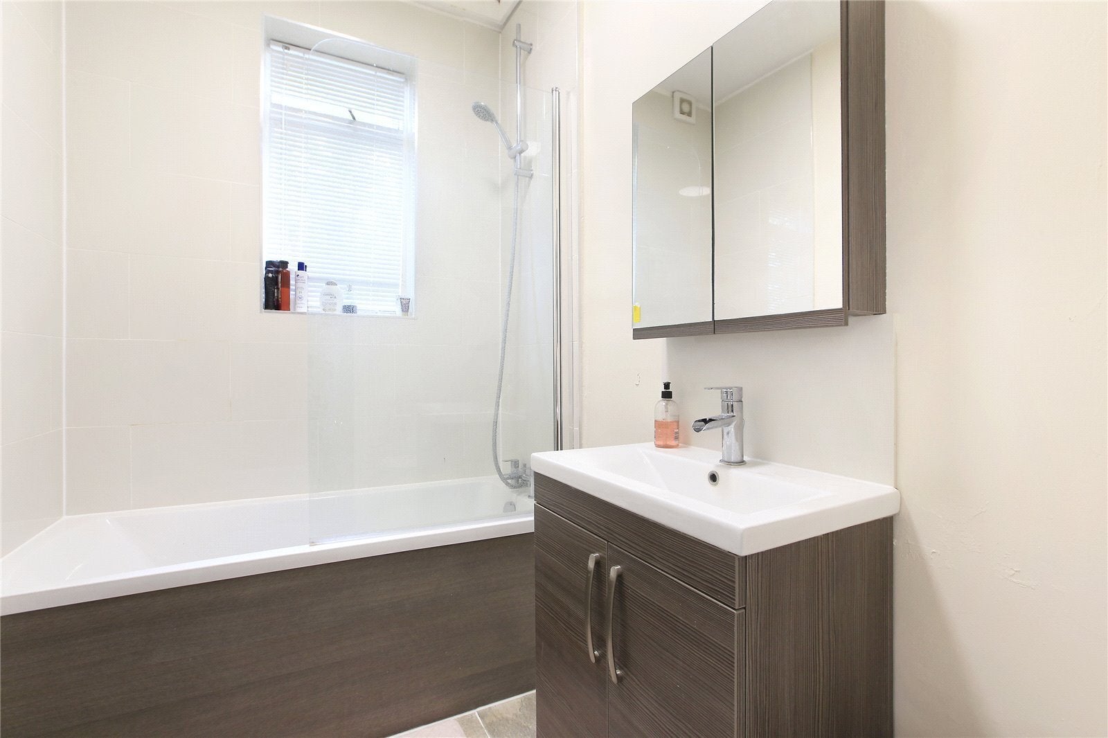 Flat Hazelbourne Road in Greater London