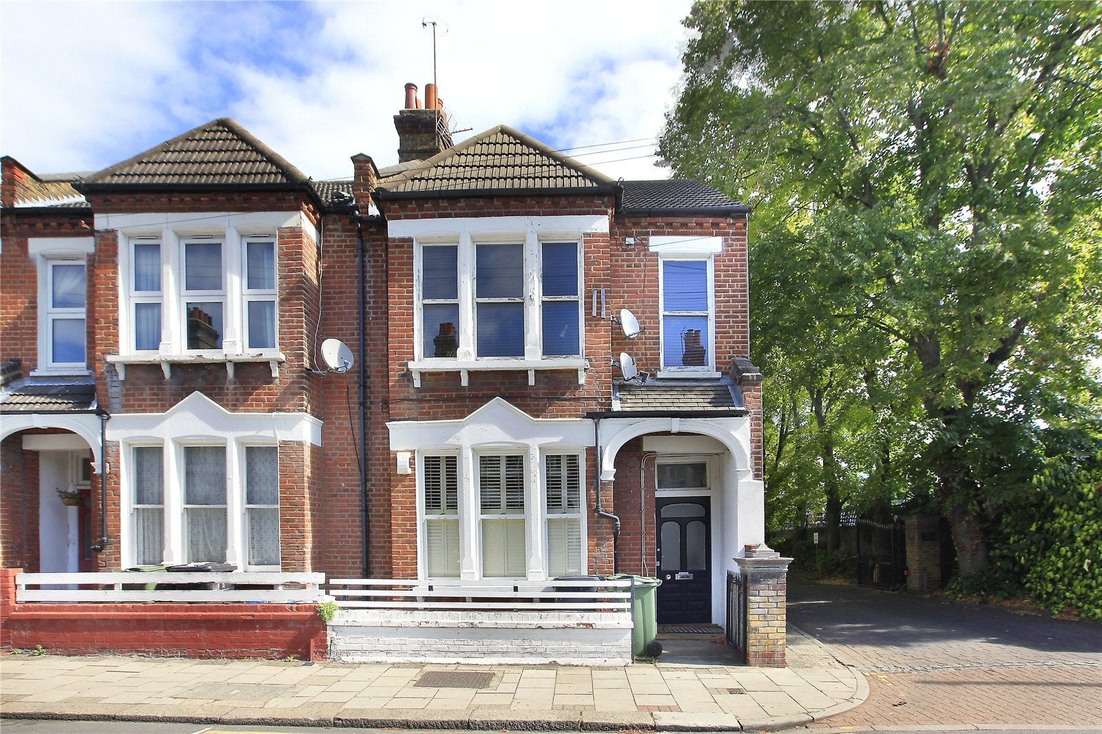 Flat Hazelbourne Road in Greater London