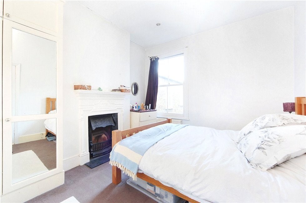 Flat Hazelbourne Road in Greater London