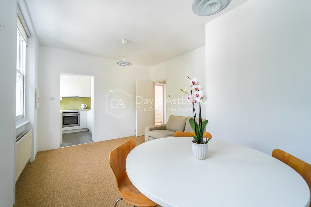 Flat Ainger Road in Greater London