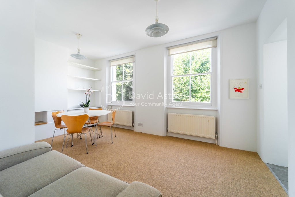 Flat Ainger Road in Greater London