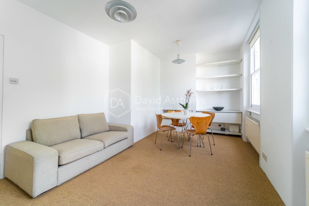 Flat Ainger Road in Greater London