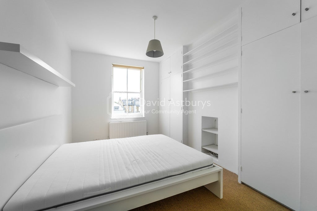 Flat Ainger Road in Greater London