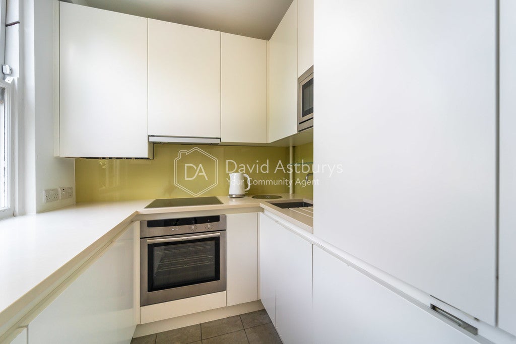 Flat Ainger Road in Greater London