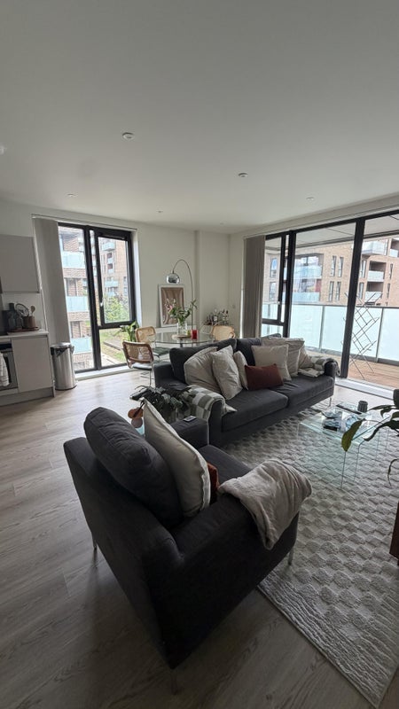 Flat New Village Avenue in Greater London