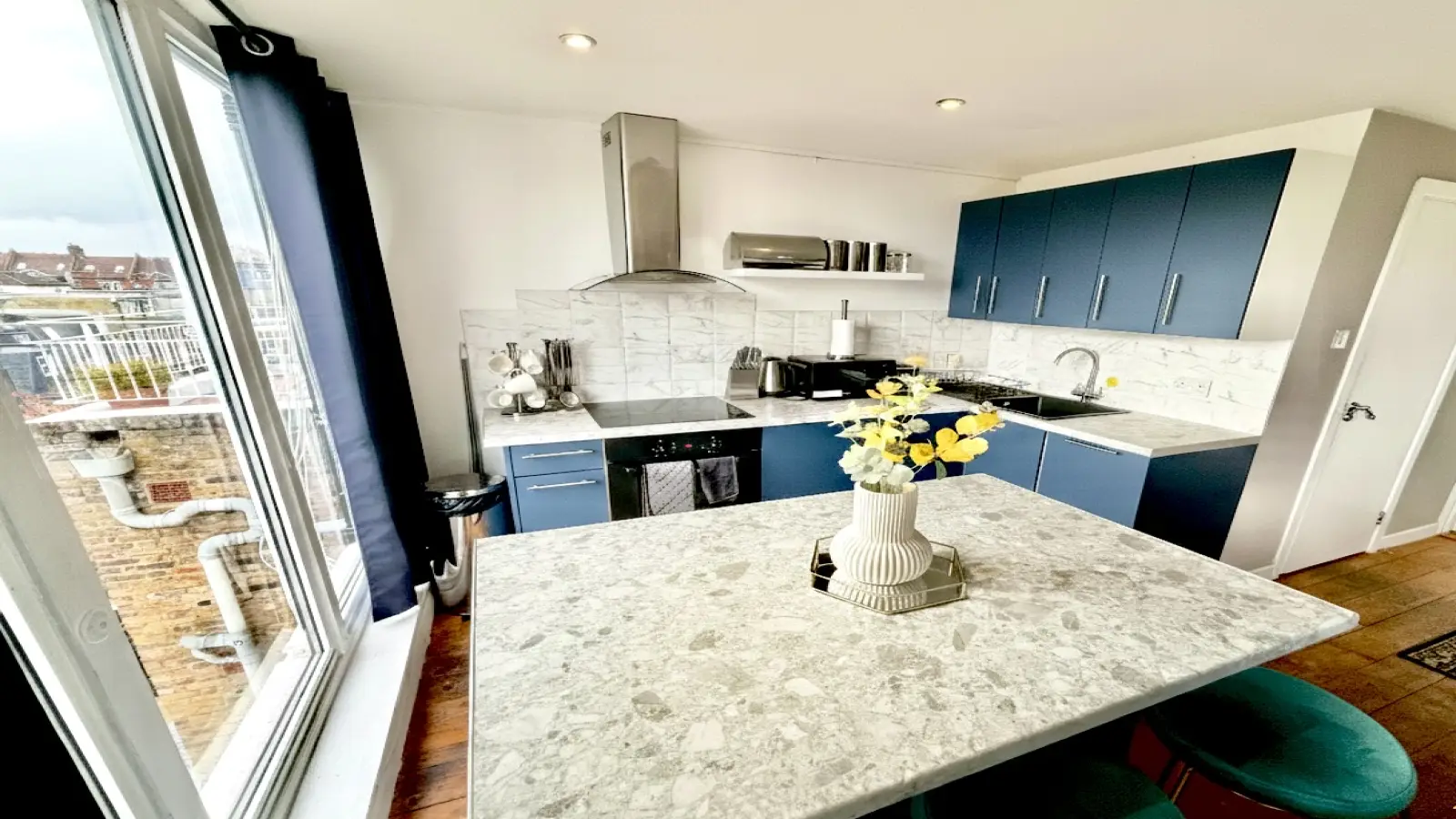 Flat Greyhound Road in Greater London