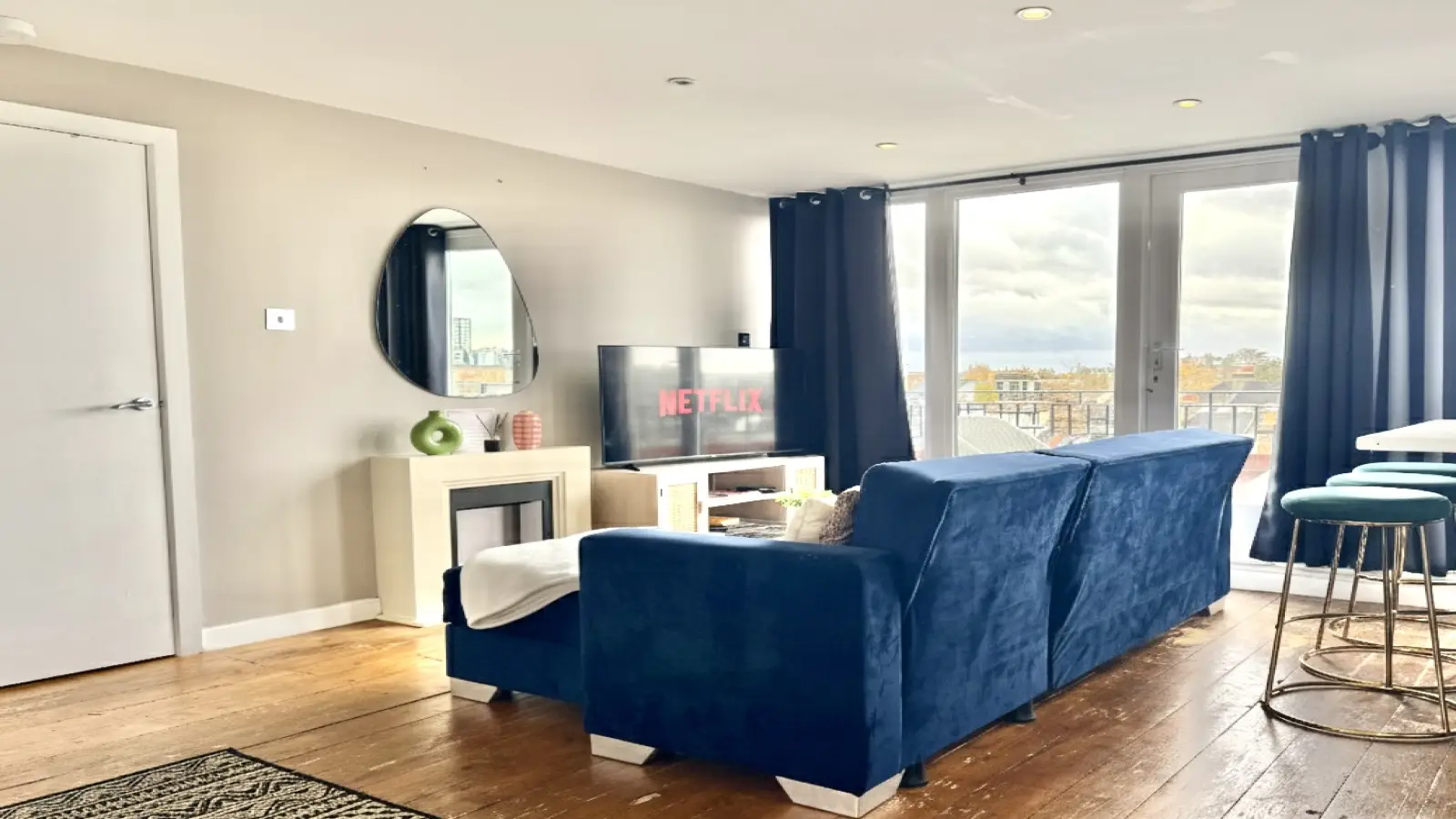 Flat Greyhound Road in Greater London