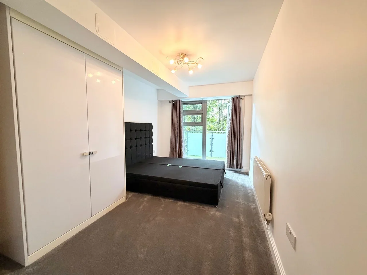 Flat Rotherhithe Street in Greater London