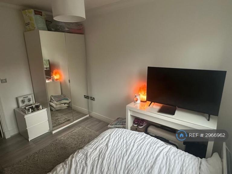 Flat Plough Lane in Greater London