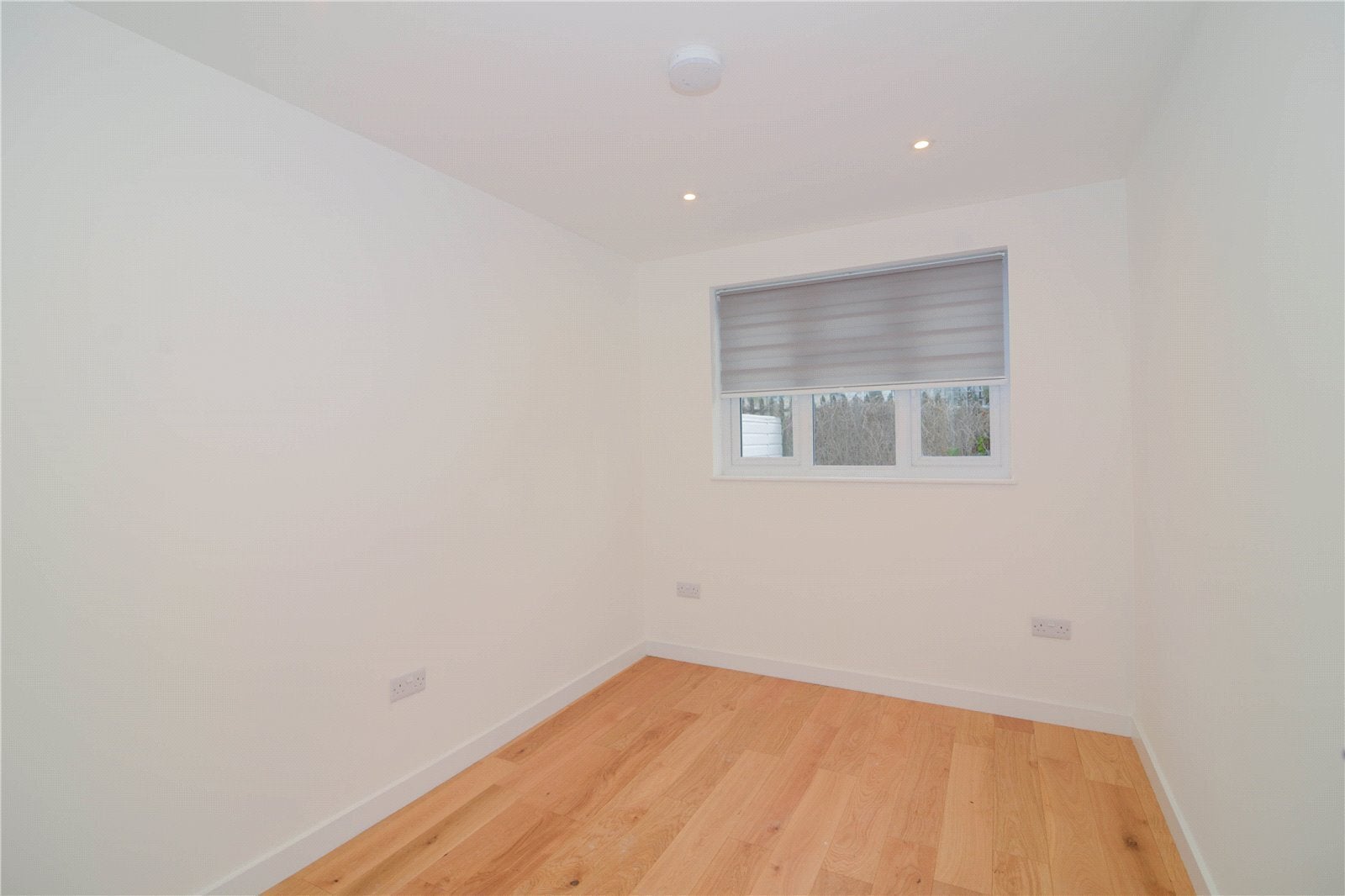 Flat Sandycombe Road in Greater London