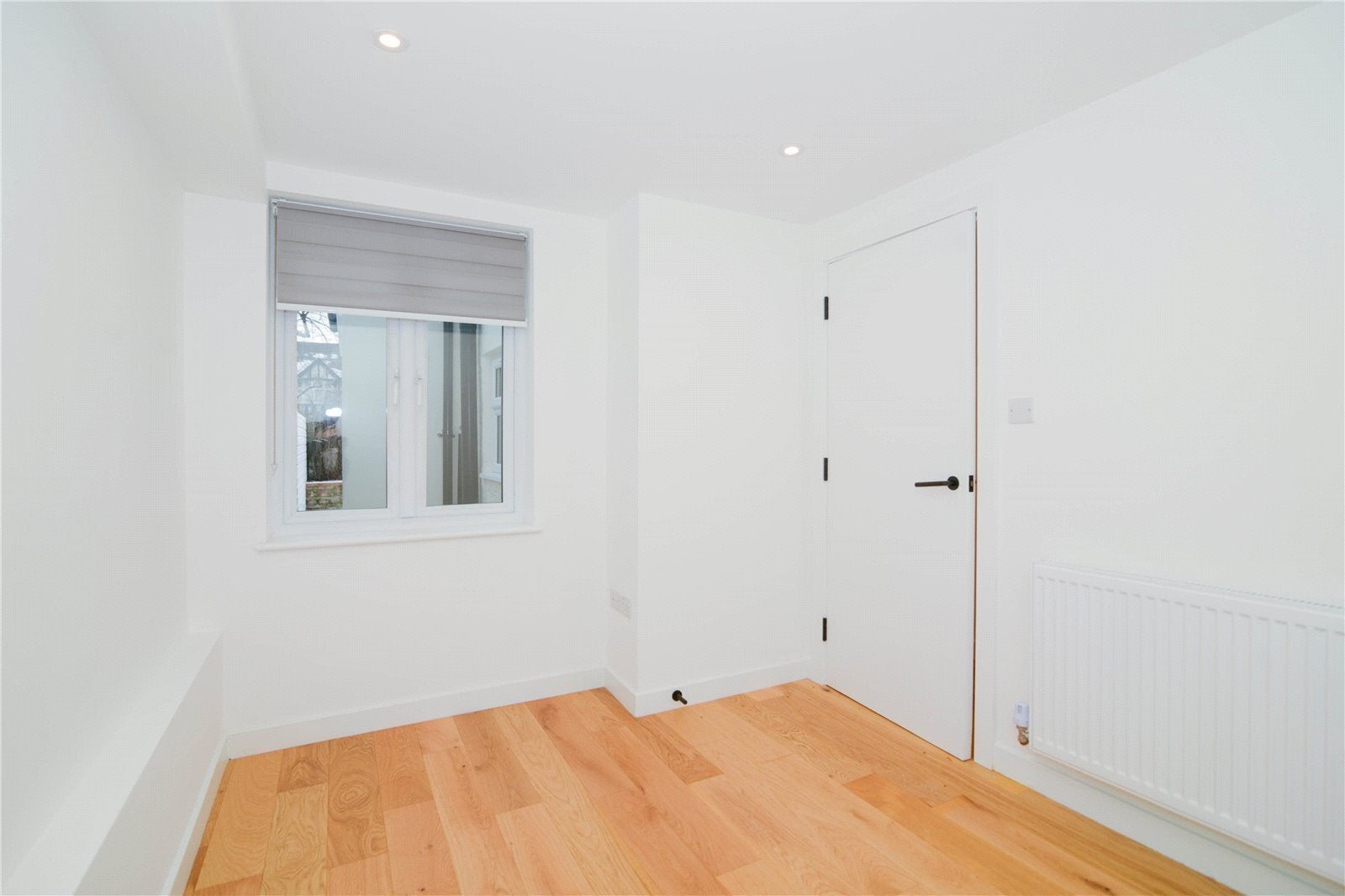 Flat Sandycombe Road in Greater London