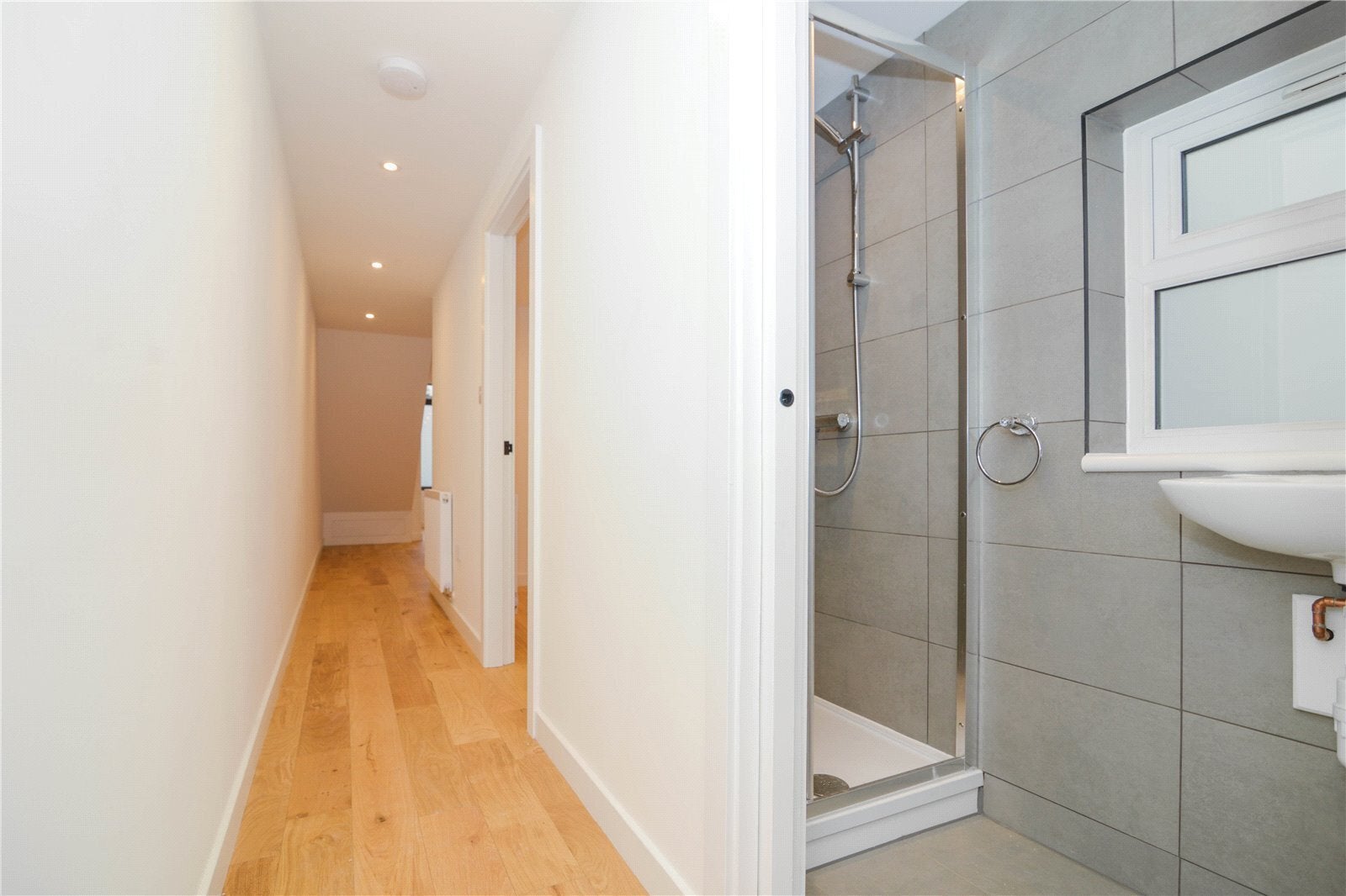 Flat Sandycombe Road in Greater London