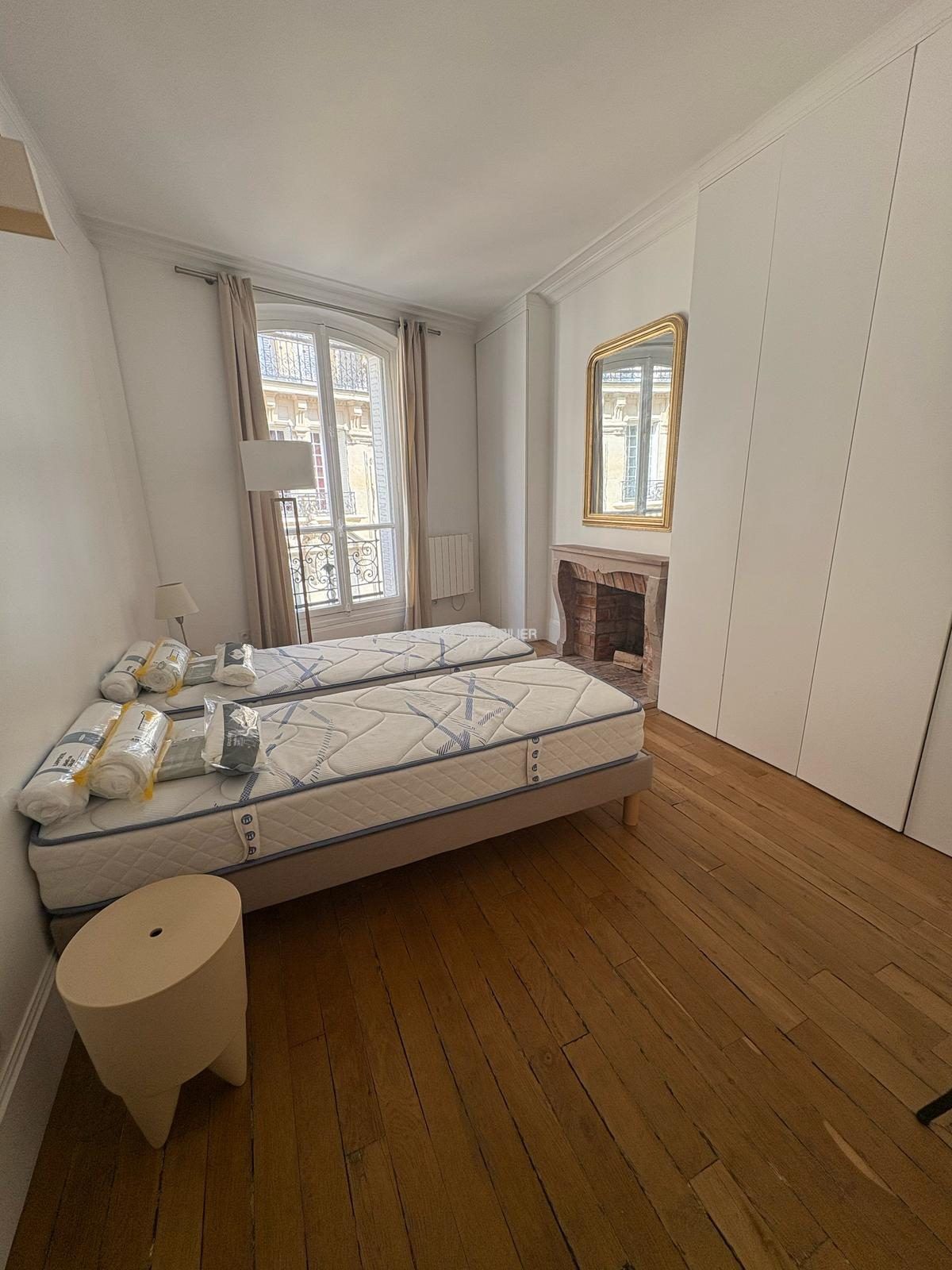 Flat Rue Chalgrin in Paris