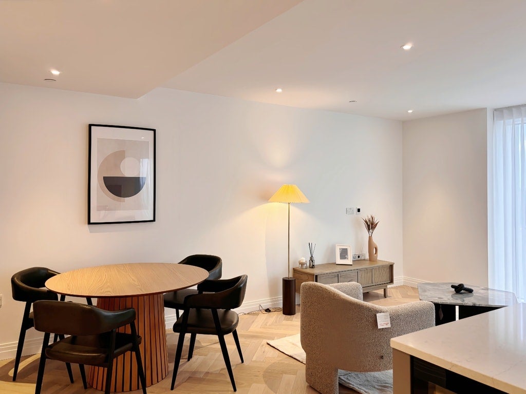 Flat Michael Road in Greater London