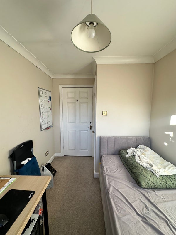 Room Teal Avenue in Greater London