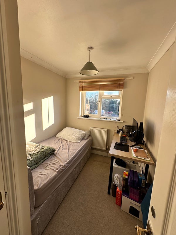 Room Teal Avenue in Greater London