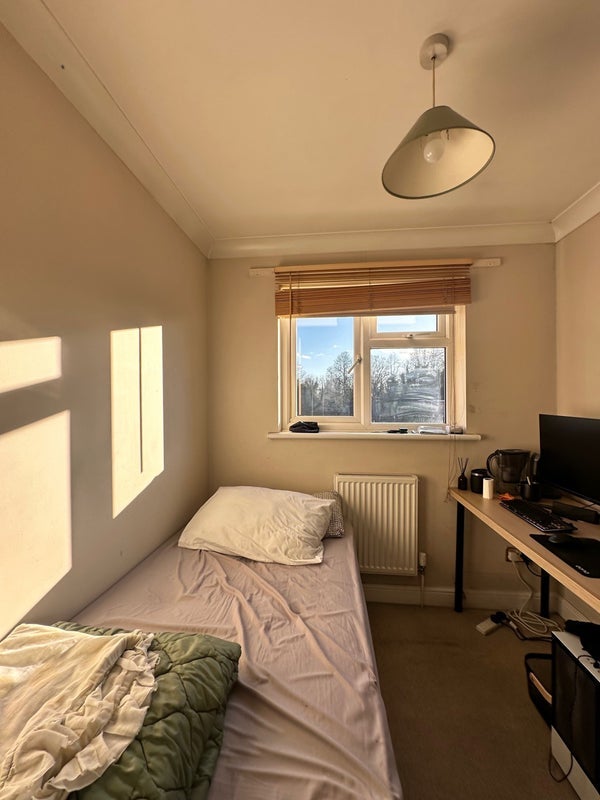 Room Teal Avenue in Greater London