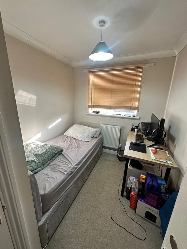 Room Teal Avenue in Greater London