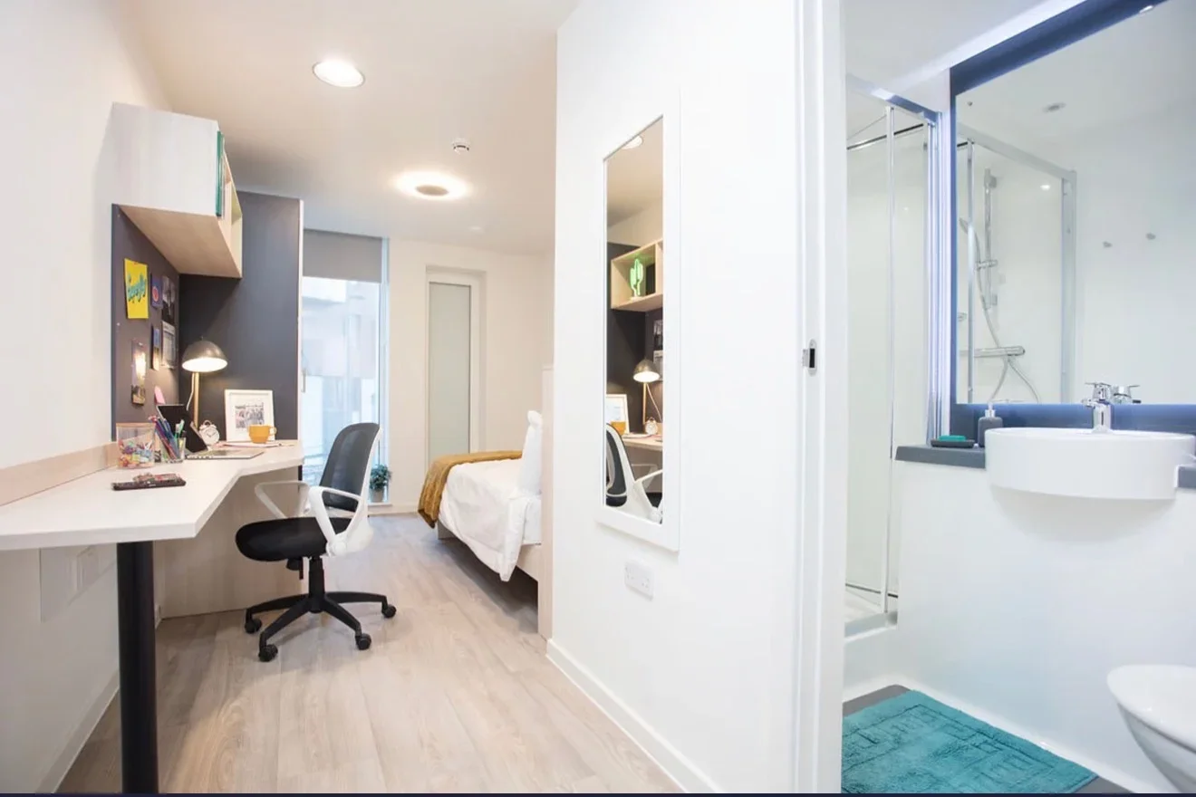 Room Lett Road in Greater London