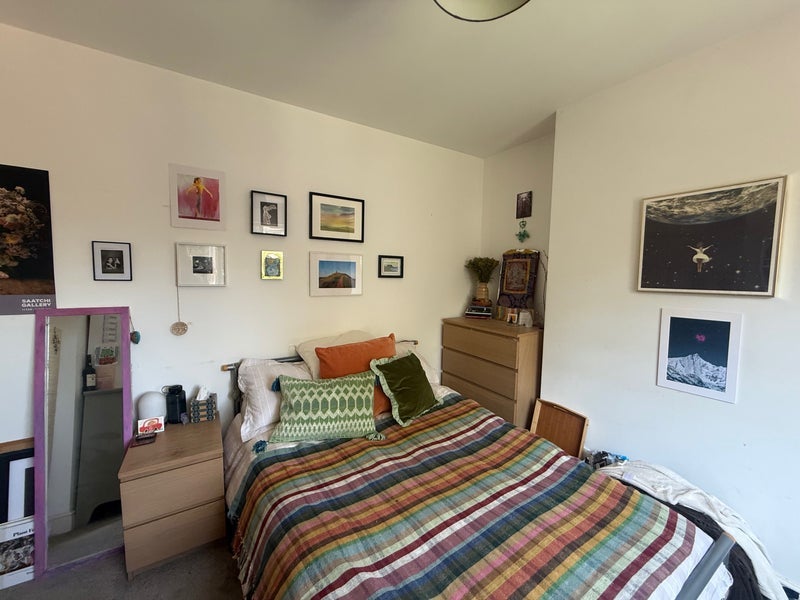 Room Seely Road in Greater London