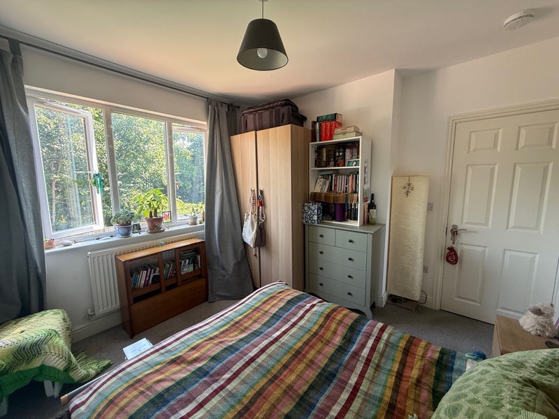 Room Seely Road in Greater London