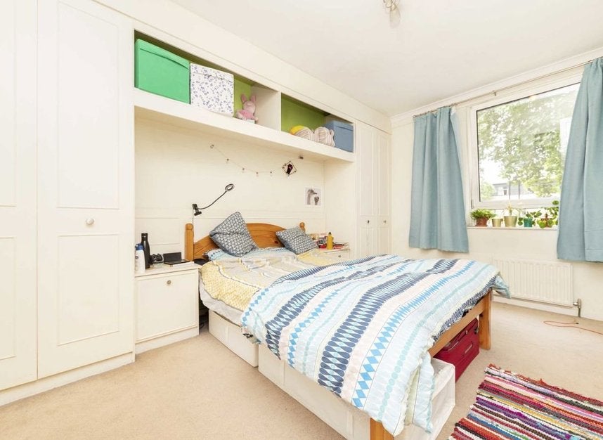 Flat Westferry Road in Greater London