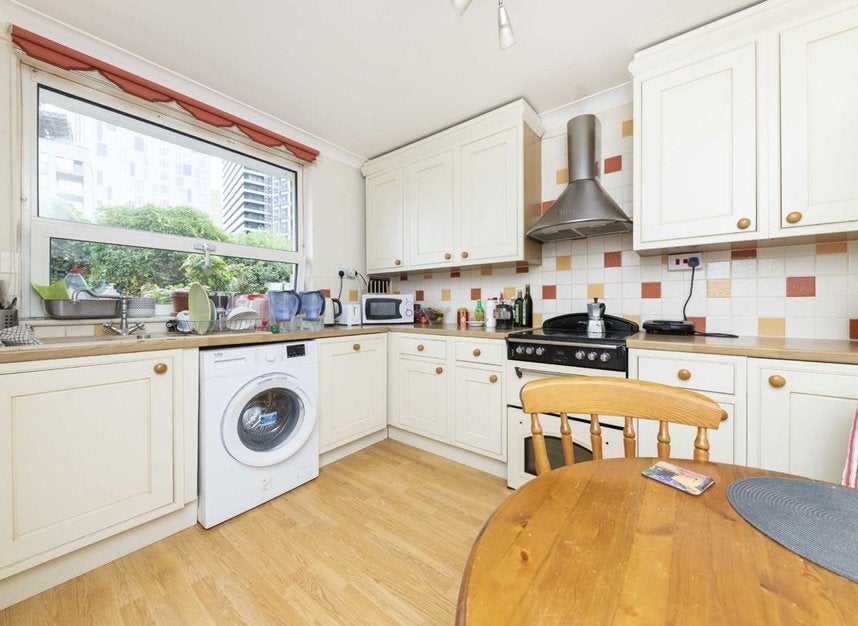 Flat Westferry Road in Greater London