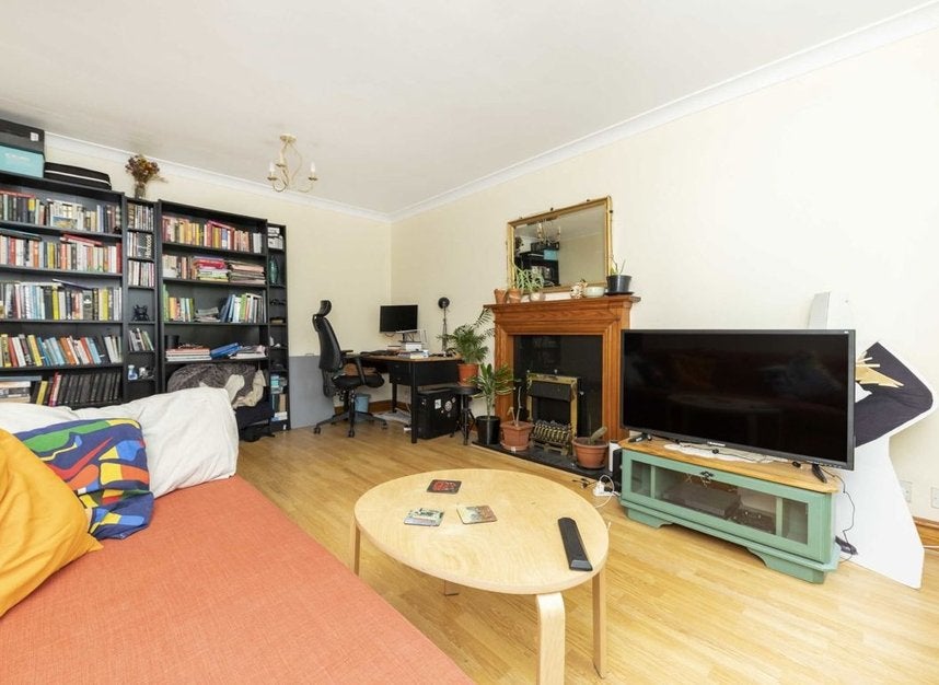 Flat Westferry Road in Greater London