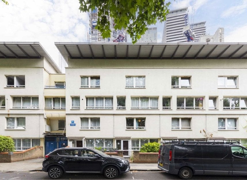 Flat Westferry Road in Greater London